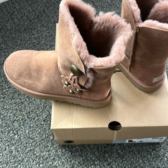 Ugg size 8 Bailey button never worn
